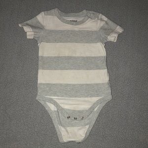 It’s a baby one pice from jumping beans it’s grey and white